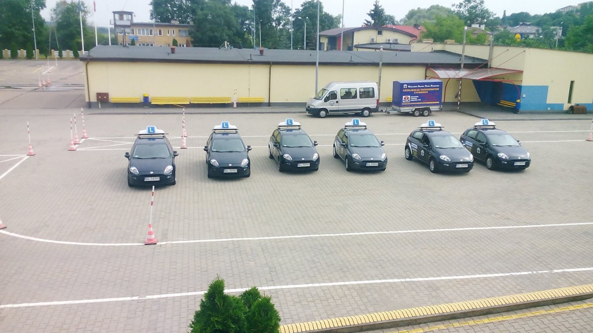 Samochody ze znakiem L na placu manewrowym, fotografia z archiwum strony Akademii Jazdy